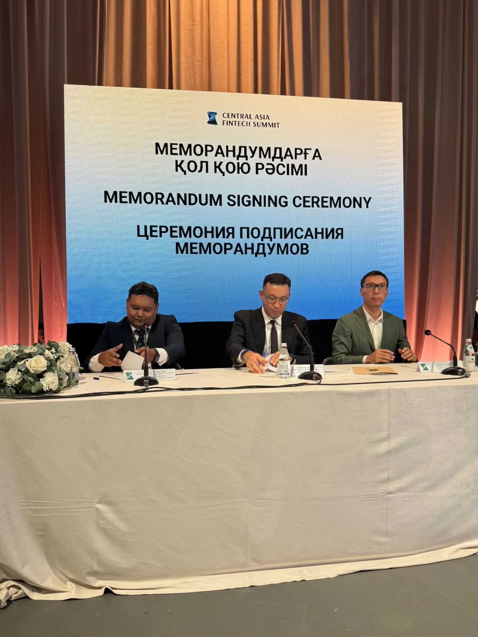 Подписание меморандума: Аргын Кентбеков, Бинур Жаленов, Байжан Канафин